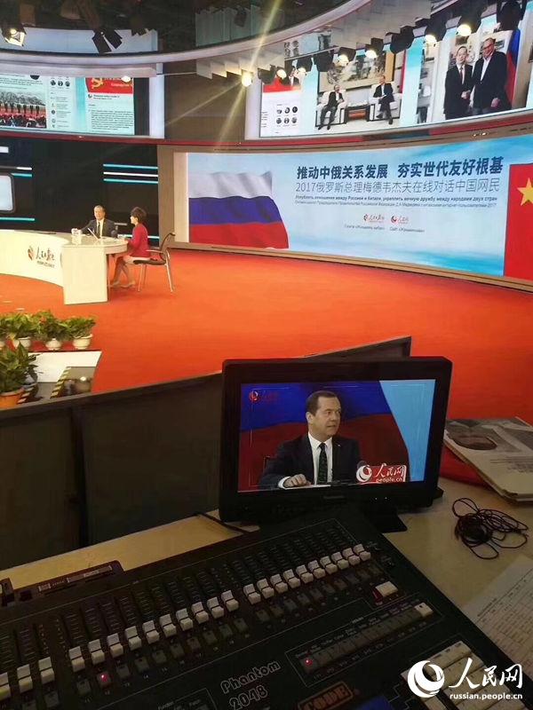 Премьер-министр РФ Дмитрий Медведев прибыл в редакцию сайта «Жэньминьван»