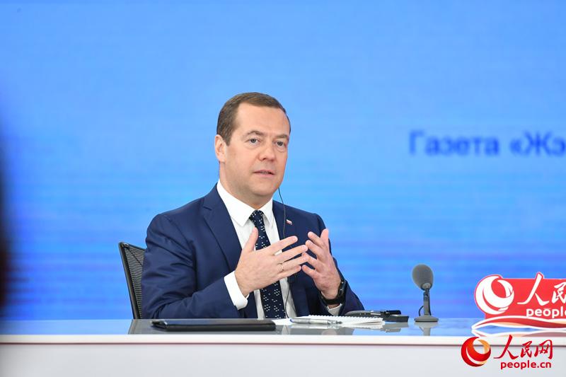 Глава российского правительства Д.А. Медведев в редакции сайта «Жэньминьван» провел онлайн-диалог с китайскими интернет-пользователями