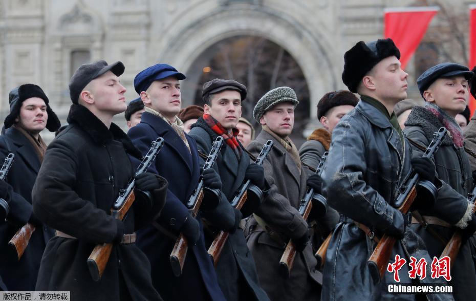 Марш в честь парада 7 ноября 1941 года прошел на Красной площади