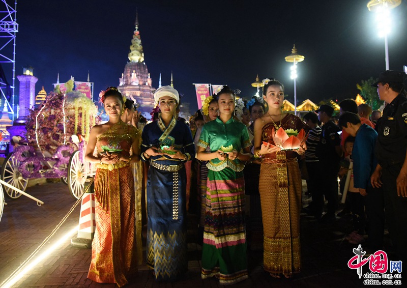 В китайском Сишуанбаньна прошел уникальный фестиваль водных фонариков