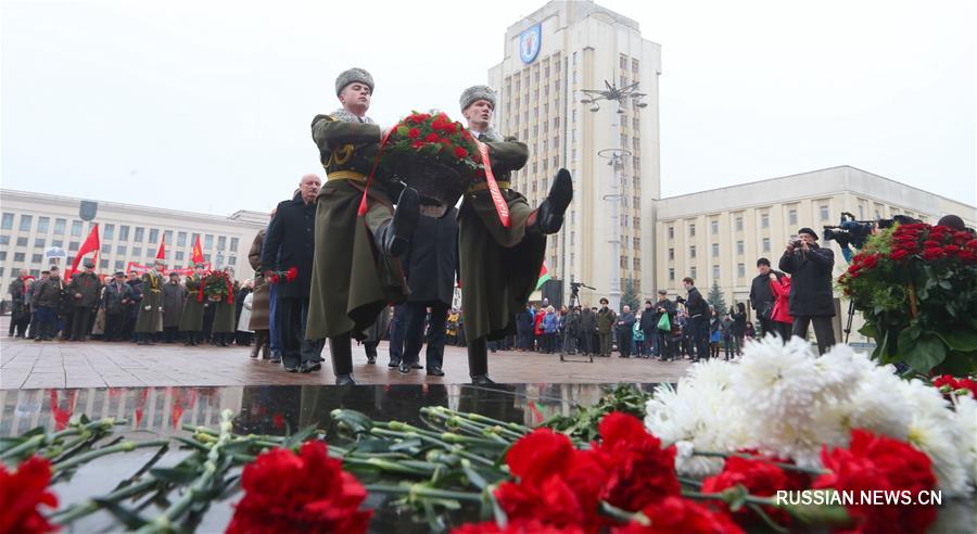 В Минске прошла церемония возложения венков и цветов к памятнику Ленина в честь 100-летия Октябрьской революции