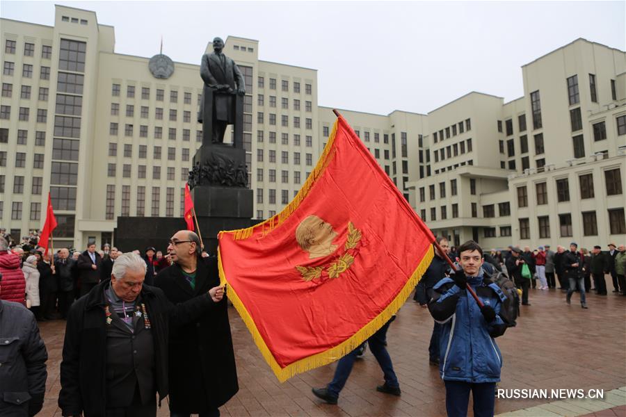 В Минске прошла церемония возложения венков и цветов к памятнику Ленина в честь 100-летия Октябрьской революции