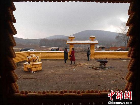 Китайские крестьяне построили дом из 20 тыс. кукурузных початков
