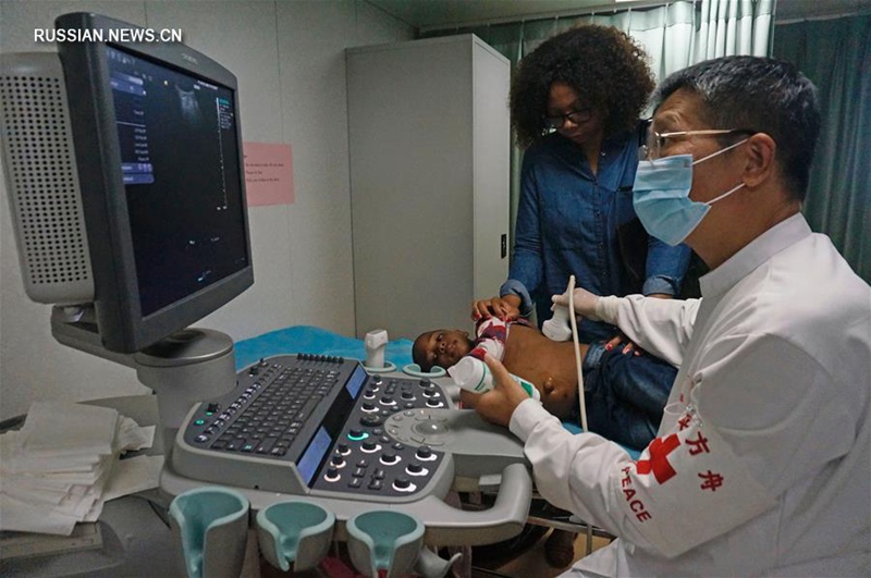 Корабль-госпиталь ВМС НОАК "Мирный ковчег" предоставляет гуманитарные медуслуги в Мозамбике