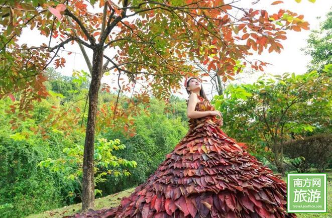 Показ одежды из красных листьев состоялся в китайской провинции Гуандун