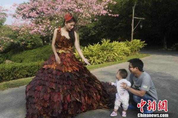 Показ одежды из красных листьев состоялся в китайской провинции Гуандун