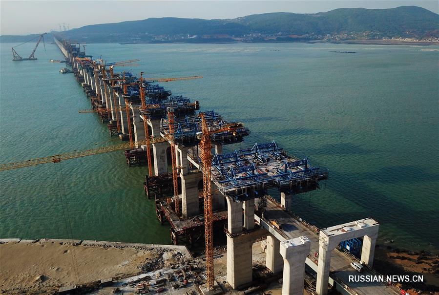 Строительство первого в Китае автомобильно-железнодорожного моста через пролив