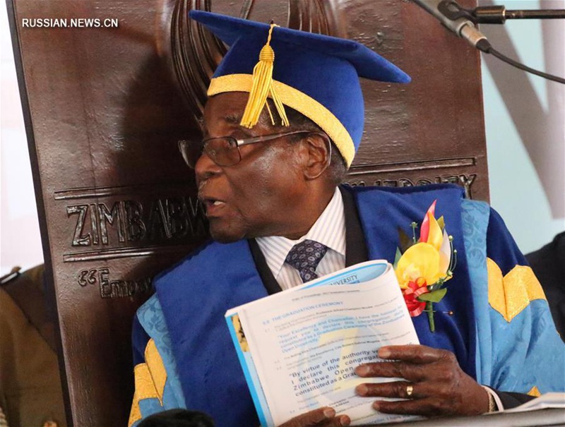 Президент Зимбабве Р.Мугабе впервые принял участие в публичном мероприятии после политического кризиса в стране