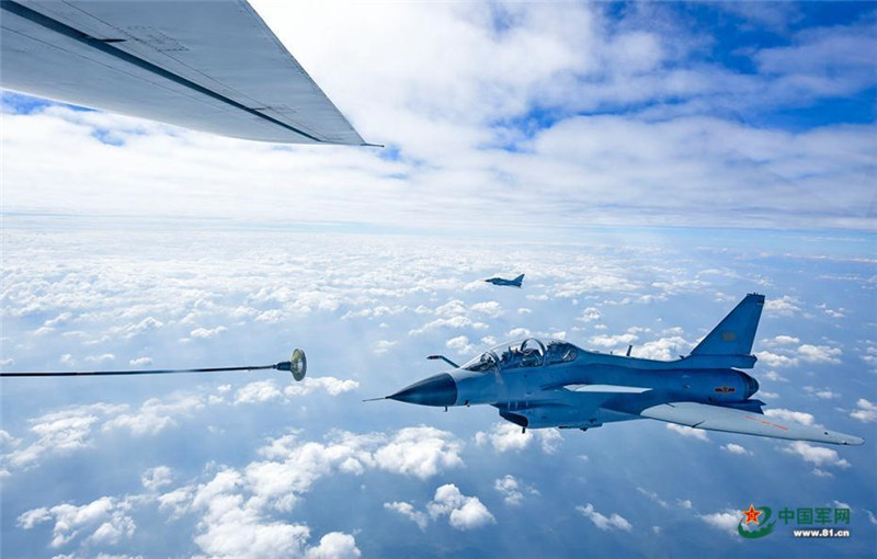 Китайский боевой самолет провёл заправку в воздухе