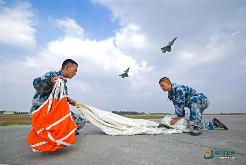 Китайский боевой самолет провёл заправку в воздухе