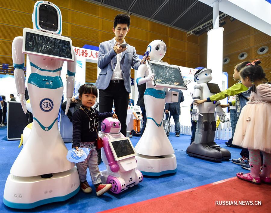 Роботы на Китайской выставке высоких технологий демонстрируют свои умения
