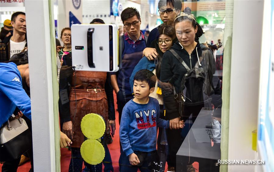 Роботы на Китайской выставке высоких технологий демонстрируют свои умения
