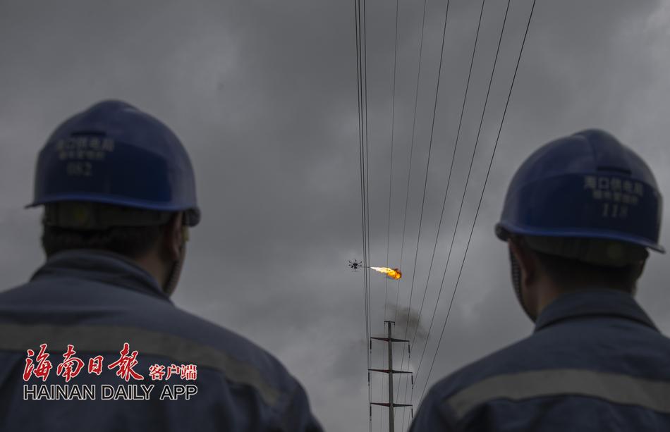 В Китае применяют БПЛА-огнемет для очистки кабельной линии