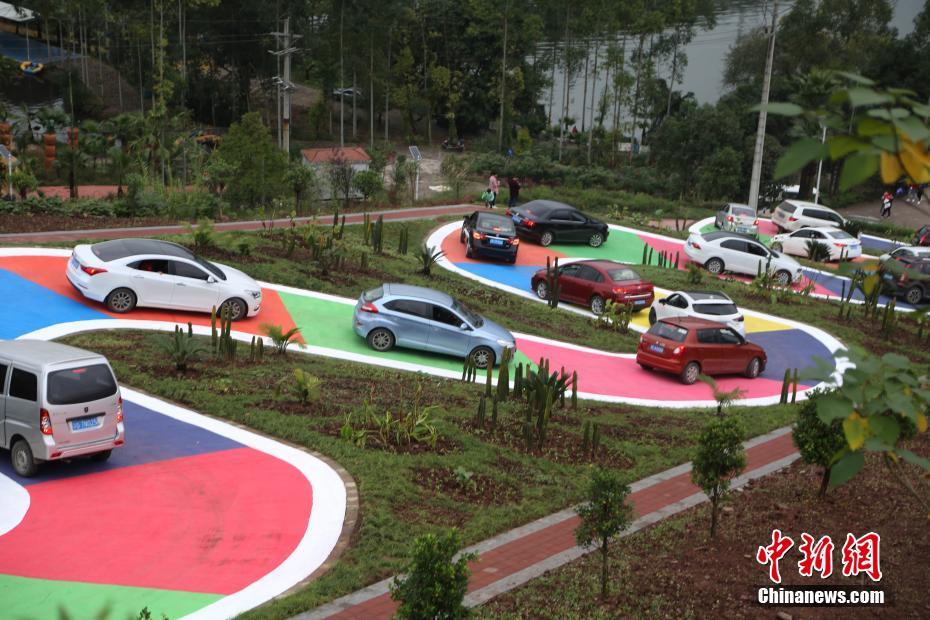 В Чунцине появилась разноцветная зигзагообразная дорога