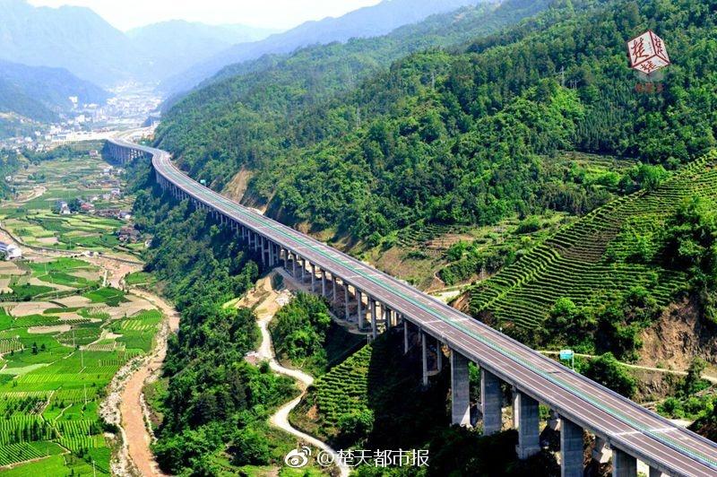 Скоростная автомагистраль в провинции Хубэй получила награду за самый красивый пейзаж вдоль дороги