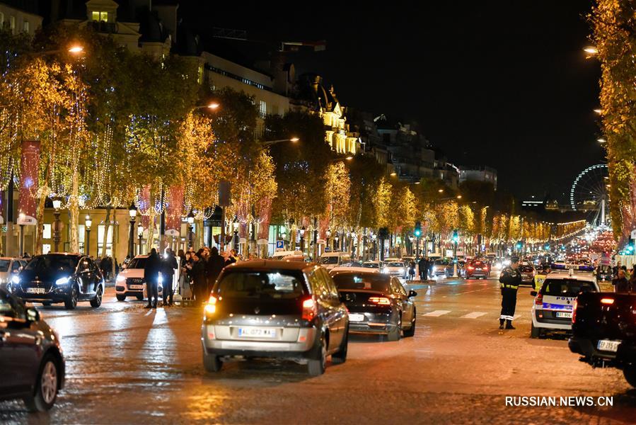 Елисейские поля в Париже украшены рождественскими огнями