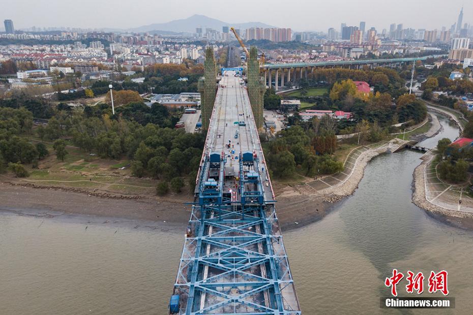 Интенсивная работа по реконструкции моста через реку Янцзы