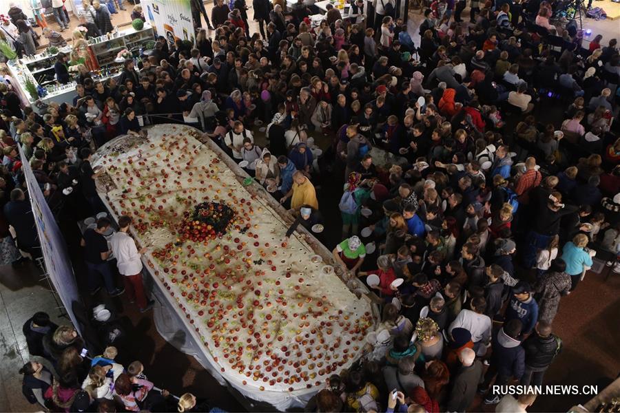 В Киеве испекли рекордно большой вегетарианский торт