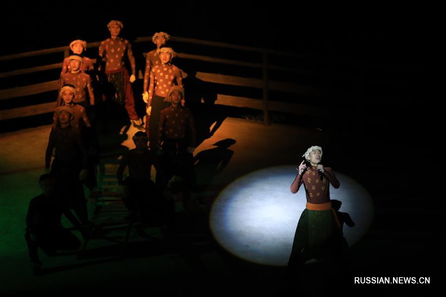 Спектакль "Впечатляющий Улун" на открытой сцене в Чунцине