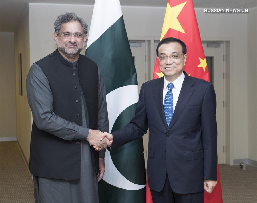 Ли Кэцян встретился с премьер-министром Пакистана Ш.Х.Аббаси