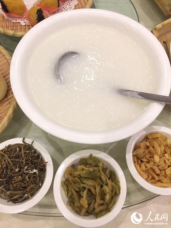 Китайские и иностранные журналисты попробовали хайнаньский утренний чай