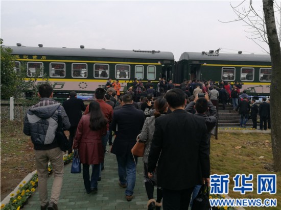 Первый поезд для промышленного туризма был введен в эксплуатацию в провинции Хубэй
