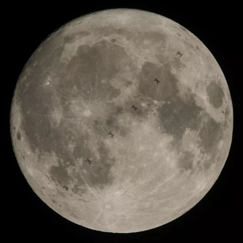 Международная космическая станция пролетела перед полной луной. Фото снято 2 декабря фотографом NASA в округе Йорк штата Пенсильвании.
