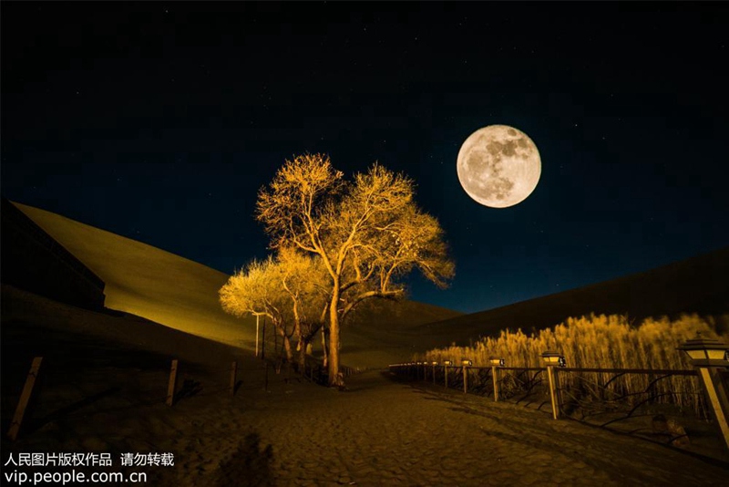 Полная луна над пустыней Гоби исторически-культурного города Дуньхуан вдоль Шелкового пути.