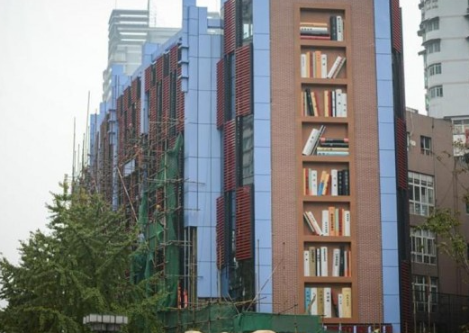 В Чунцине появилось здание со стеной в форме гигантской книги