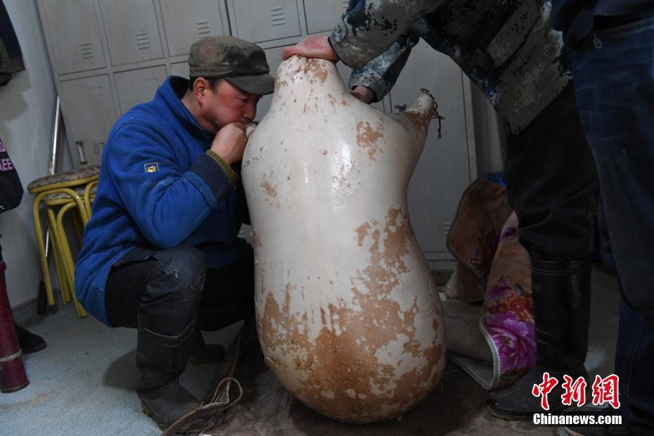 На фото: Зимними декабрьскими днями ученик мастера Чжан Дэбао работает над кожей барана в одной из мастерских на берегу реки Хуанхэ в городе Ланьчжоу. 