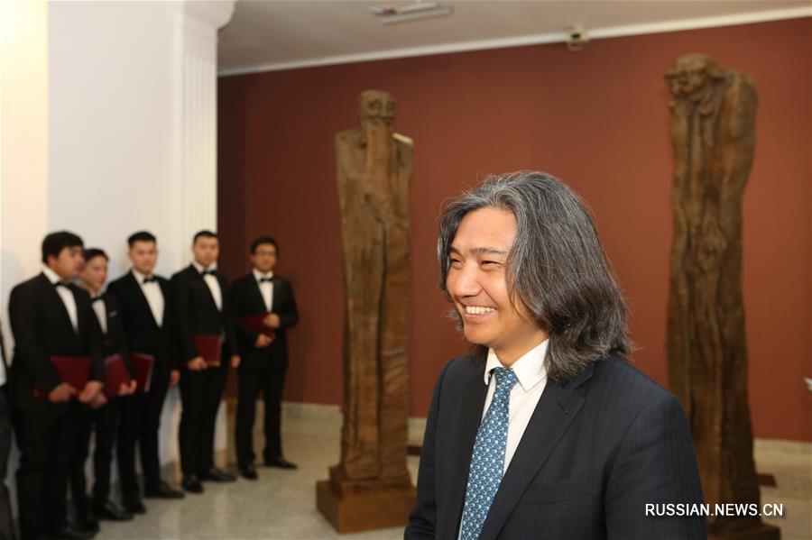 Китайский скульптор У Вэйшань передал в дар Беларуси скульптурную композицию "В поисках мудрости"
