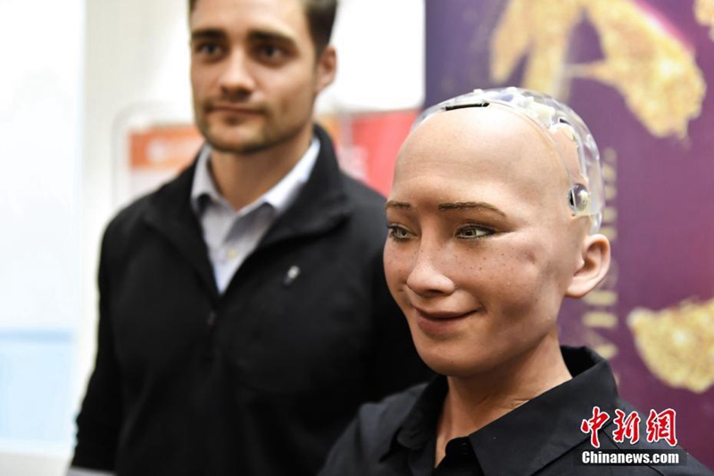 В Гуанчжоу появился первый в мире робот с гражданскими правами