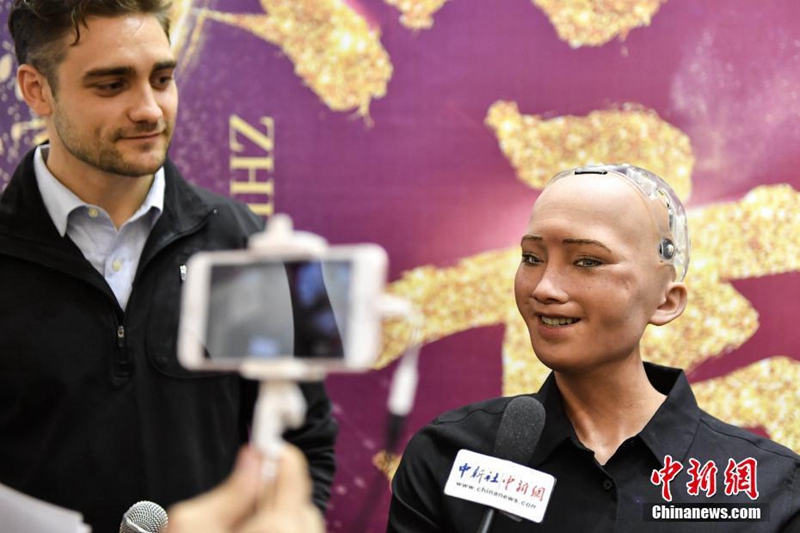 В Гуанчжоу появился первый в мире робот с гражданскими правами