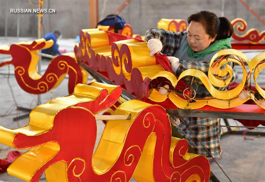 Изготовление больших цветных фонарей для новогодней выставки в уезде Сюаньэнь