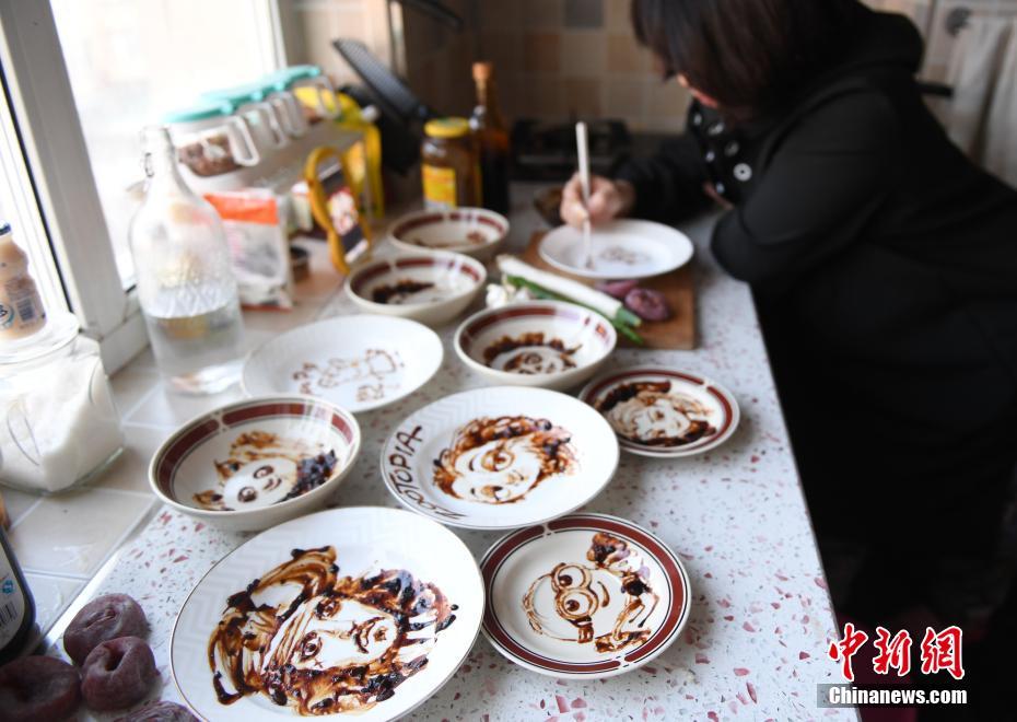 Жительница города Чанчунь создала рисунки на тарелках соевым соусом