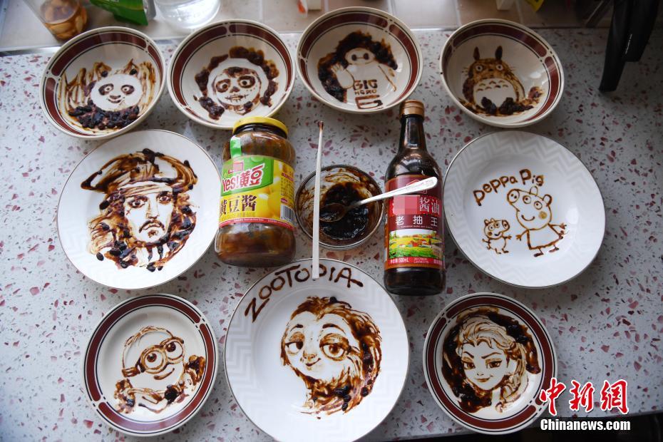Жительница города Чанчунь создала рисунки на тарелках соевым соусом