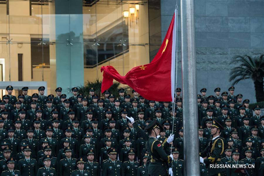 Церемония поднятия государственого флага КНР в лагере контингента НОАК по случаю 18-летия восстановления суверенитета Китая над Аомэнем