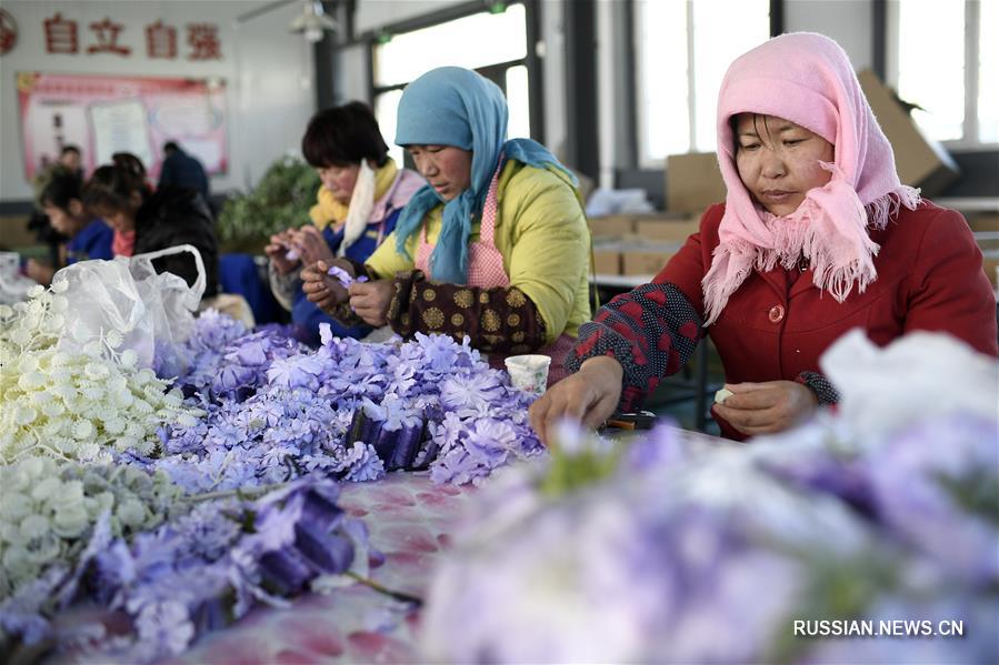 Работа в цехе по производству искусственных цветов помогает женщинам Нинся бороться с бедностью