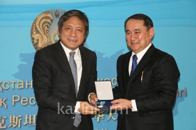 МИД РК наградил медалями членов Клуба друзей Казахстана в Китае
