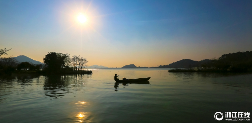 Озеро Дунцяньху -- живописный туристический район в Нинбо