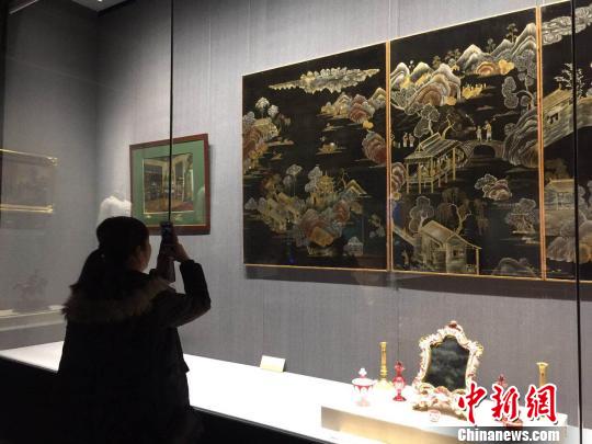 Более 200 шедевров из "Петергофа" представлены в провинции Хэбэй