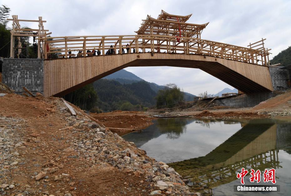 В Китае строится крытый арочный мост с самым большим пролетом