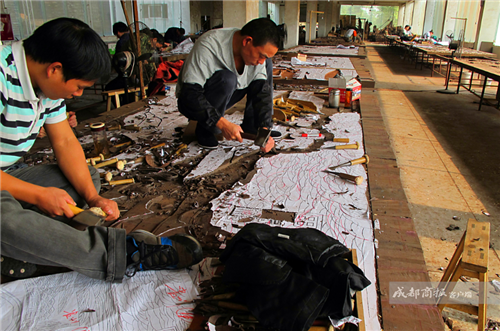 Более 600 мастеров вырезали из эбенового дерева 5-тысячелетнюю историю Китая