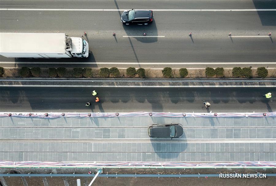 В Китае запустили в тестовом режиме участок скоростной магистрали с солнечными панелями