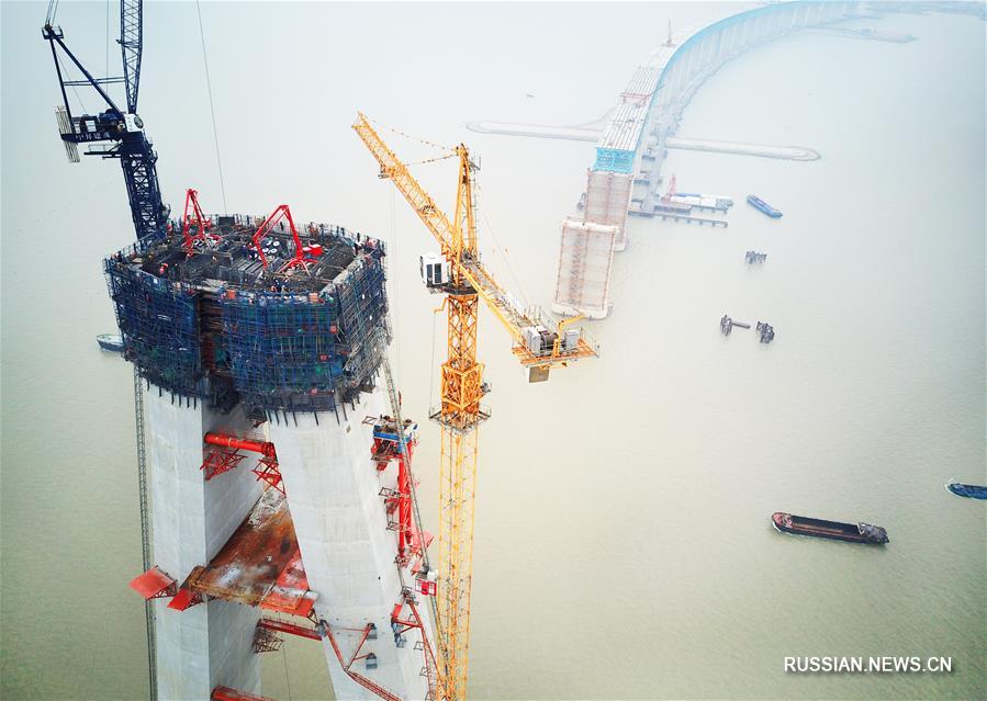 Закончено строительство средней части 28-й опоры моста Хутун через Янцзы
