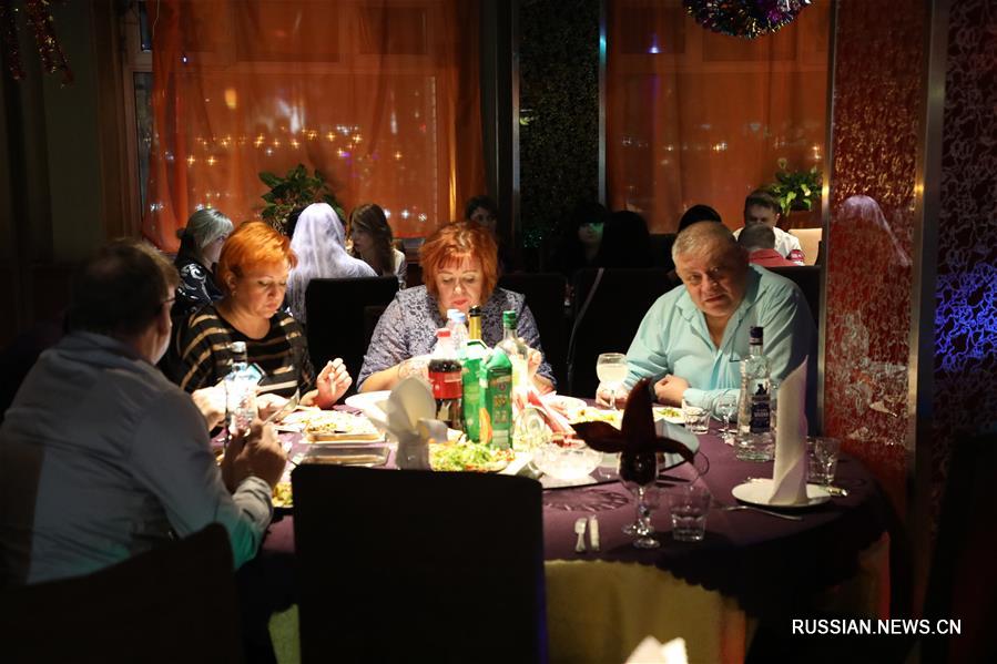 Жители Владивостока празднуют наступающий Новый год в китайских ресторанах