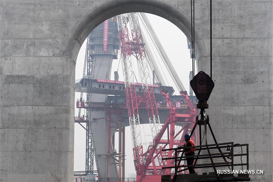 Установлена первая балка автомобильно-железнодорожного моста через Янцзы в городе Уху
