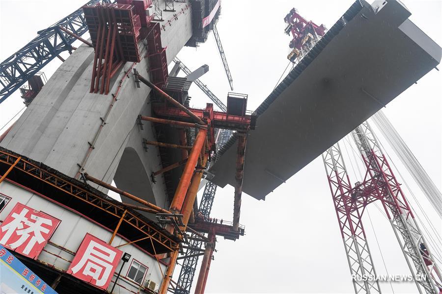Установлена первая балка автомобильно-железнодорожного моста через Янцзы в городе Уху