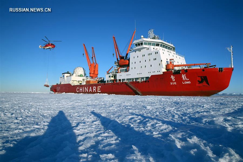 Китайское и российское суда одновременно выгружают грузы на антарктический лед