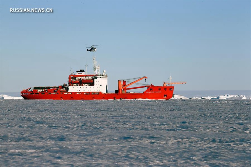 Китайское и российское суда одновременно выгружают грузы на антарктический лед
